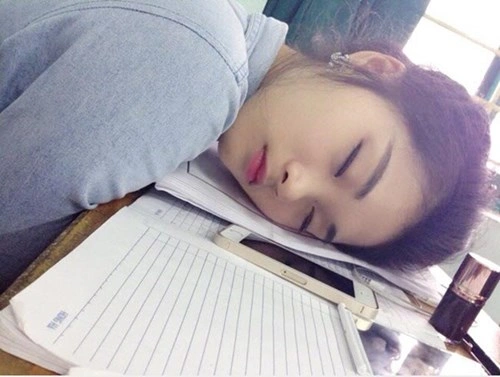 hotgirl ngủ gật trong lớp