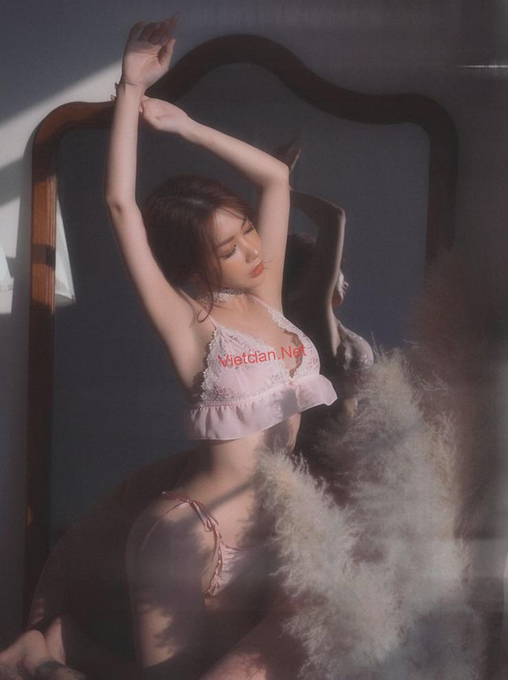 Album ảnh gái xinh mặc bikini lọt khe màu hồng khoe cơ thể 